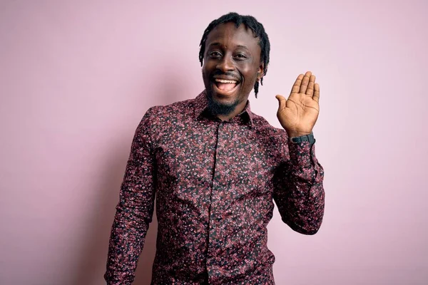 Joven Hombre Afroamericano Guapo Con Camisa Casual Pie Sobre Fondo —  Fotos de Stock