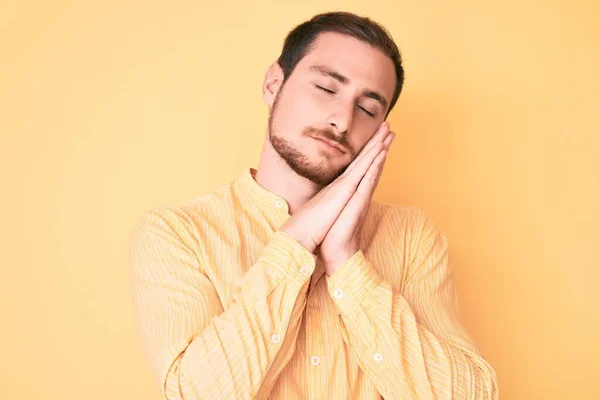 Jonge Knappe Man Draagt Casual Kleren Slapen Moe Dromen Poseren — Stockfoto