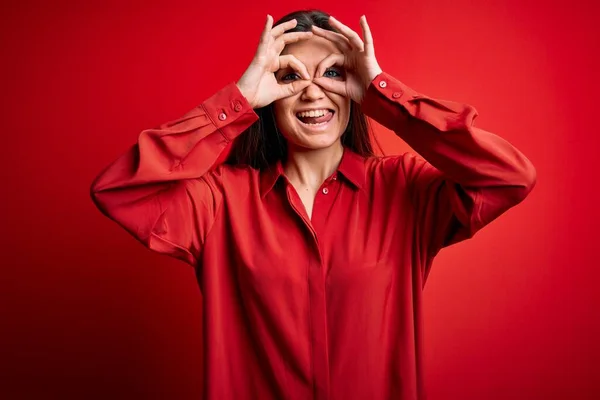 Joven Mujer Hermosa Con Ojos Azules Con Camisa Casual Pie — Foto de Stock