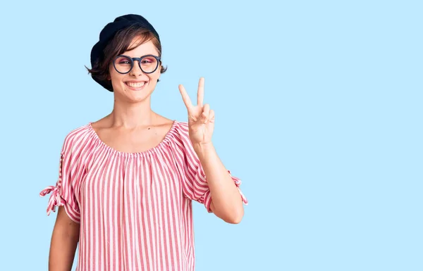 Mulher Bonita Com Cabelo Curto Vestindo Roupas Casuais Óculos Sorrindo — Fotografia de Stock