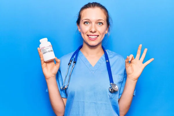 Junge Schöne Blonde Frau Arztuniform Hält Tabletten Der Hand Tut — Stockfoto