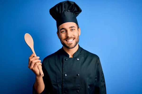 Jovem Homem Fogão Com Barba Vestindo Uniforme Segurando Colher Madeira — Fotografia de Stock