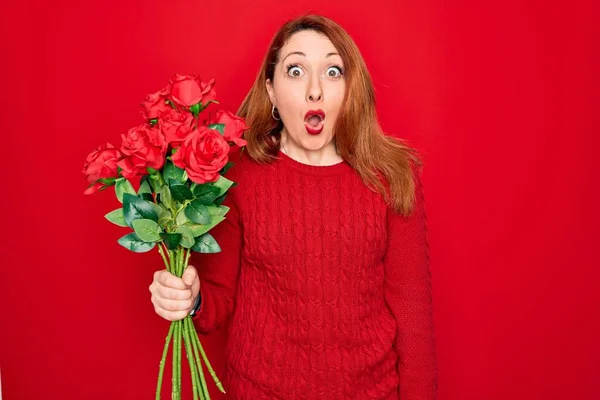 Jonge Mooie Roodharige Vrouw Met Boeket Van Rode Rozen Bloemen — Stockfoto