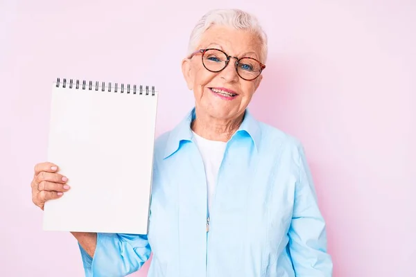 Senior Krásná Žena Modrýma Očima Šedé Vlasy Drží Notebook Vypadá — Stock fotografie