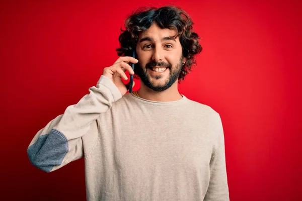 Pohledný Muž Vousy Konverzace Mluví Smartphonu Přes Červené Pozadí Šťastnou — Stock fotografie
