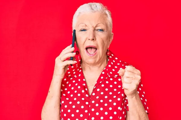 Starsza Piękna Kobieta Niebieskimi Oczami Siwymi Włosami Rozmawiająca Smartfonie Krzycząc — Zdjęcie stockowe