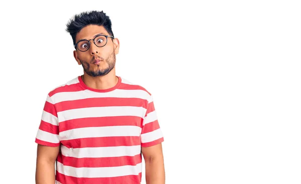 Guapo Joven Latinoamericano Con Ropa Casual Gafas Haciendo Cara Pez — Foto de Stock