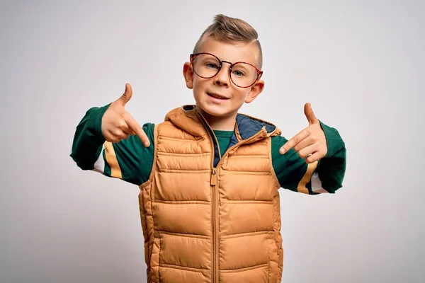 Joven Niño Caucásico Con Ojos Azules Vistiendo Abrigo Invierno Gafas — Foto de Stock