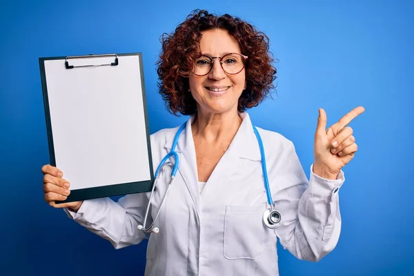 Média Idade Cabelo Encaracolado Médico Mulher Vestindo Casaco Estetoscópio Segurando — Fotografia de Stock