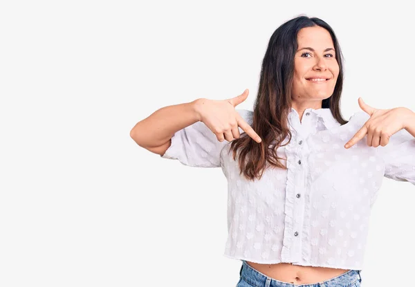 Young Beautiful Brunette Woman Wearing Casual Shirt Looking Confident Smile — Stock Photo, Image