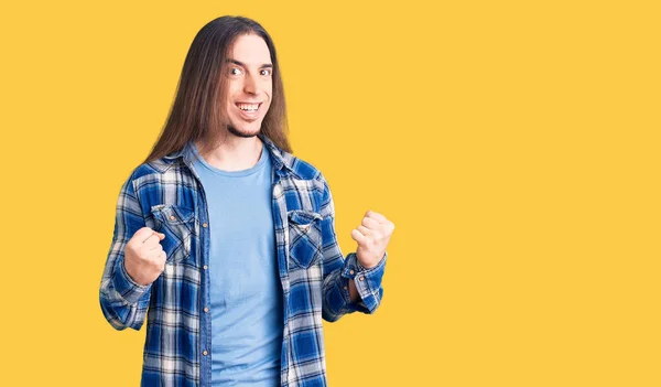 Junger Erwachsener Mann Mit Langen Haaren Lässigem Hemd Feiert Überrascht — Stockfoto