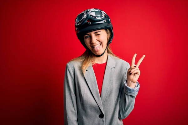 Jovem Mulher Motociclista Loira Bonita Usando Capacete Motocicleta Sobre Fundo — Fotografia de Stock