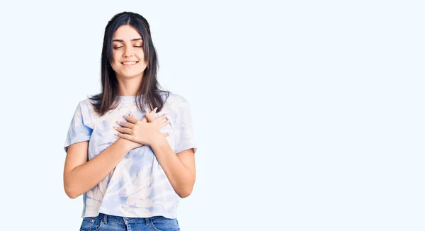 Joven Chica Hermosa Con Camiseta Casual Sonriendo Con Las Manos — Foto de Stock