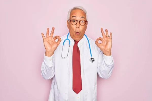 Steteskop Profesyonel Sağlık Önlüğü Giyen Orta Yaşlı Kır Saçlı Doktor — Stok fotoğraf