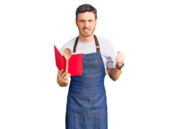 Guapo Joven Con Oso Vistiendo Delantal Panadero Profesional Leyendo Libro — Foto de Stock