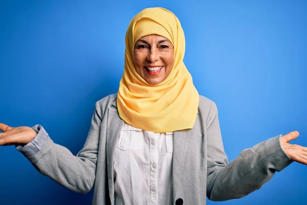 Medelålders Brunett Affärskvinna Bär Muslim Traditionell Hijab Över Blå Bakgrund — Stockfoto