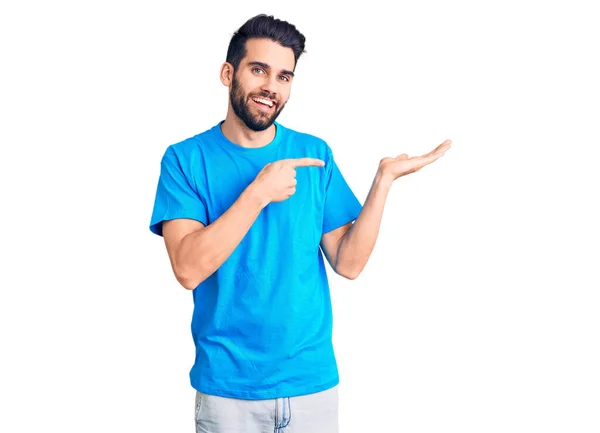 Joven Hombre Guapo Con Barba Vistiendo Camiseta Casual Asombrado Sonriendo — Foto de Stock