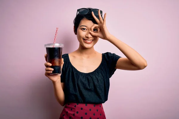 Ung Vacker Kinesisk Kvinna Dricker Cola Fizzy Dryck Med Sugrör — Stockfoto