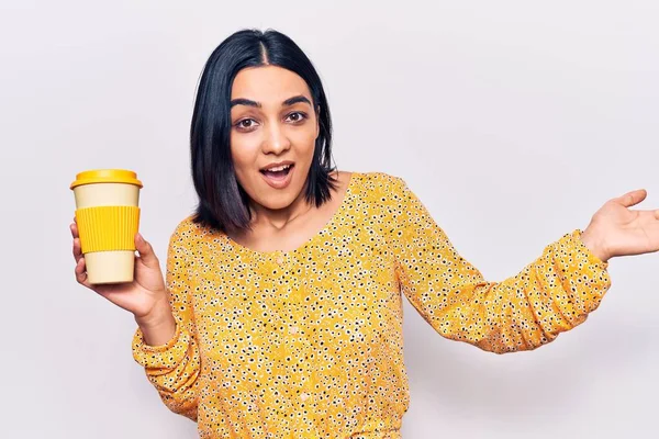 Young Beautiful Latin Woman Holding Takeaway Cup Coffee Celebrating Achievement — Stock Photo, Image