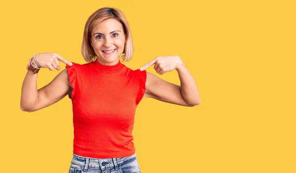 Giovane Donna Bionda Indossa Abiti Casual Guardando Fiducioso Con Sorriso — Foto Stock