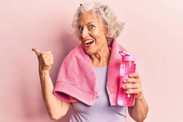 Senior Mujer Pelo Gris Con Ropa Deportiva Toalla Bebiendo Botella —  Fotos de Stock