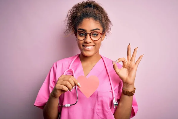 Afrikanisch Amerikanischer Kardiologe Mädchen Trägt Medizinische Uniform Und Stethoskop Hält — Stockfoto