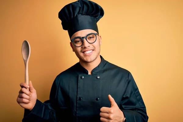 유니폼을 모자를 브라질인 요리사는 웃으며 행복해 미소를 손가락으로 손가락을 간판을 — 스톡 사진