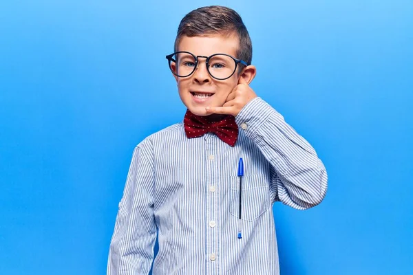 Ragazzo Biondo Carino Con Papillon Nerd Occhiali Che Sorridono Facendo — Foto Stock