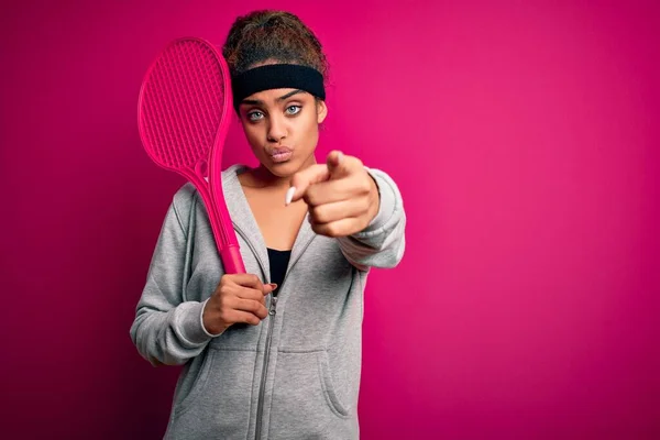 Jonge Afrikaanse Amerikaanse Sportvrouw Die Tennis Speelt Met Racket Geïsoleerde — Stockfoto