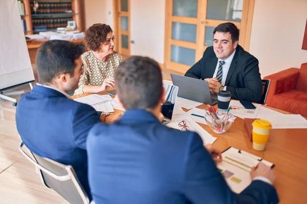 业务律师工作者在律师事务所举行会议 在工作场所从事财务战略工作的专业执行伙伴 — 图库照片