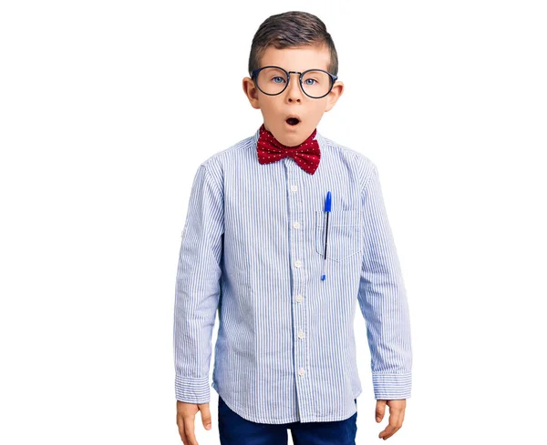 Lindo Niño Rubio Con Corbata Lazo Nerd Gafas Asustado Sorprendido — Foto de Stock