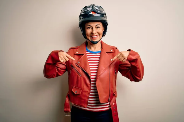 中世のオートバイの女性を身に着けていますオートバイのヘルメットとジャケット白い背景に自信を持って顔に笑顔で見て 誇りと幸せ指で自分自身を指して — ストック写真