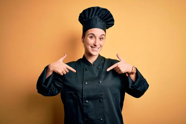 Mladý Krásný Kuchař Žena Sobě Vařič Uniformu Klobouk Stojící Nad — Stock fotografie