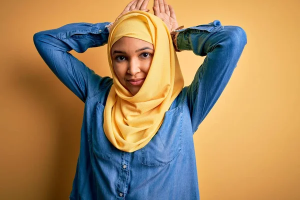 Joven Mujer Hermosa Con Pelo Rizado Usando Hiyab Tradicional Árabe — Foto de Stock