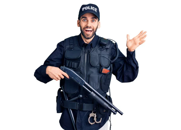 Joven Hombre Guapo Con Barba Vistiendo Uniforme Policía Sosteniendo Escopeta — Foto de Stock