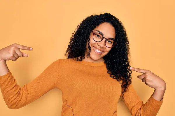 Jovem Afro Americana Vestindo Camisola Casual Óculos Sobre Fundo Amarelo — Fotografia de Stock