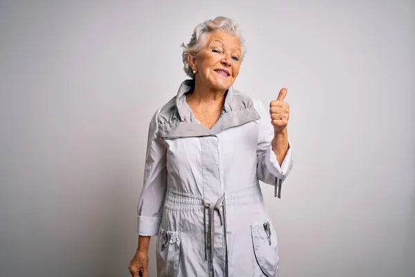 Senior Hermosa Mujer Pelo Gris Con Chaqueta Casual Pie Sobre —  Fotos de Stock