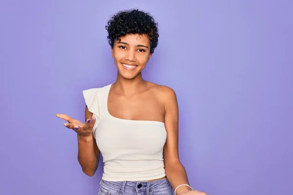 Jovem Mulher Afro Americana Africana Bonita Vestindo Shirt Casual Sobre — Fotografia de Stock