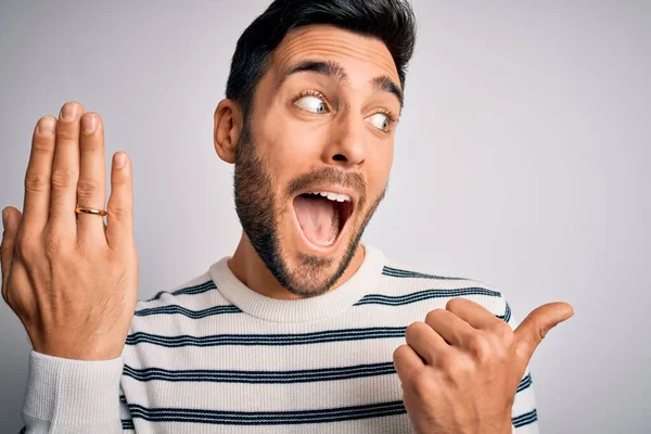 Bonito Homem Com Barba Mostrando Aliança Anel Casamento Dedo Sobre — Fotografia de Stock