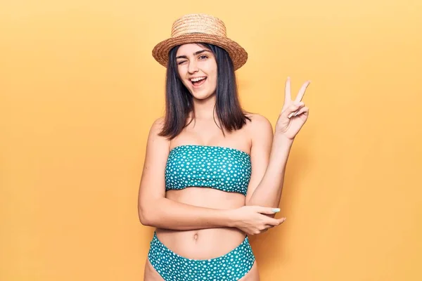 Joven Chica Hermosa Con Bikini Sombrero Verano Sonriendo Con Cara — Foto de Stock