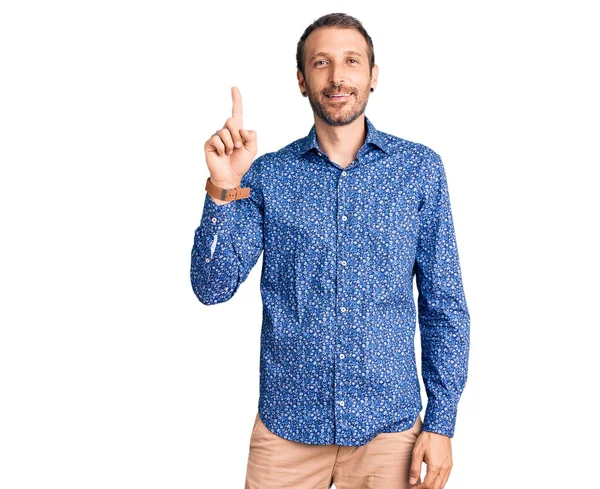 Giovane Bell Uomo Che Indossa Vestiti Casual Mostrando Indicando Con — Foto Stock