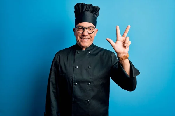 Edad Media Guapo Hombre Pelo Gris Chef Con Uniforme Cocina —  Fotos de Stock