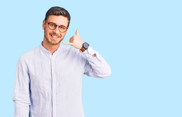 Beau Jeune Homme Avec Ours Portant Une Élégante Chemise Affaires — Photo