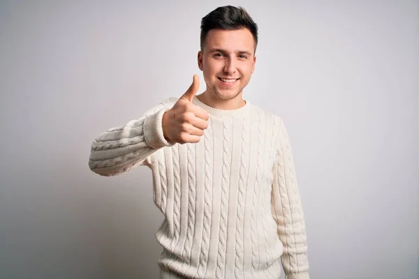 Joven Hombre Caucásico Guapo Usando Suéter Invierno Casual Sobre Fondo —  Fotos de Stock