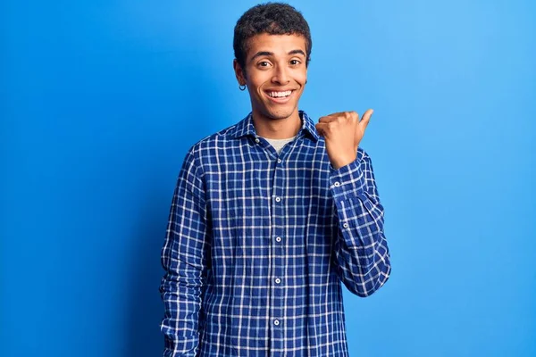 Jovem Americano Africano Vestindo Roupas Casuais Sorrindo Com Rosto Feliz — Fotografia de Stock