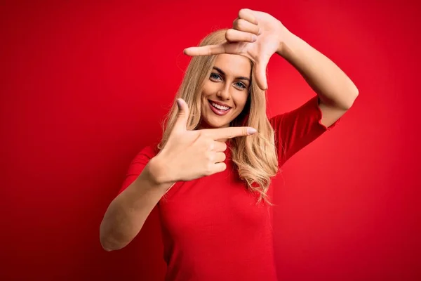 Junge Schöne Blonde Frau Lässigem Shirt Vor Isoliertem Rotem Hintergrund — Stockfoto
