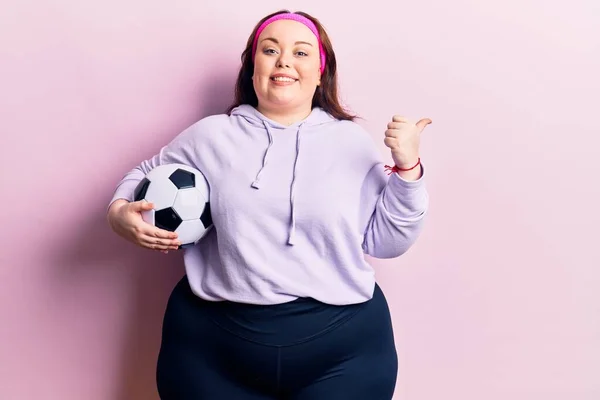 Mladý Velikost Žena Drží Fotbalový Míček Ukazující Palec Nahoru Stranu — Stock fotografie