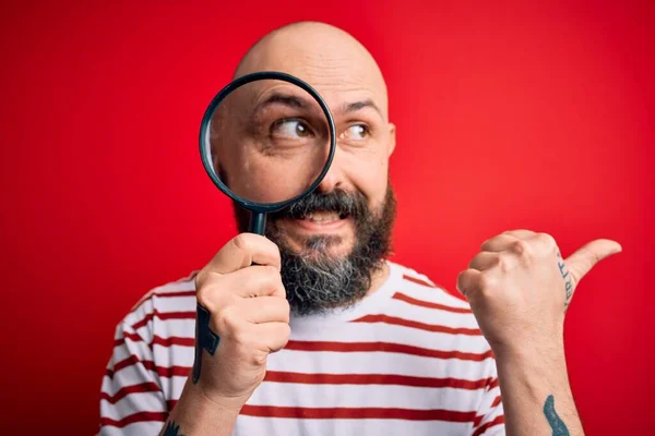 Hombre Calvo Detective Guapo Con Barba Usando Lupa Sobre Fondo — Foto de Stock