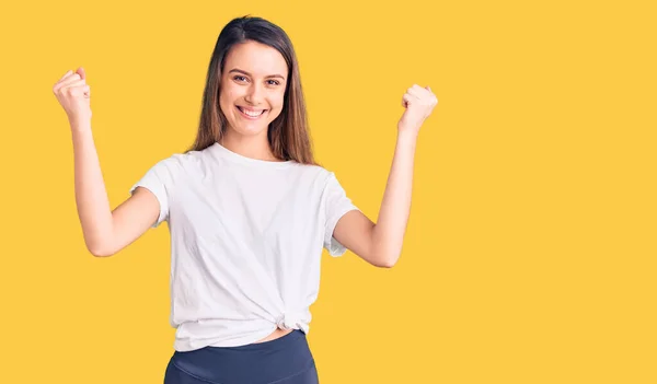 Joven Hermosa Chica Con Camiseta Casual Gritando Orgulloso Celebrando Victoria — Foto de Stock