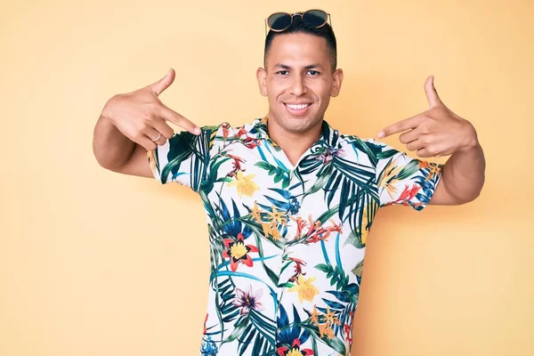 Jeune Homme Latino Beau Portant Des Vêtements Été Avec Sourire — Photo